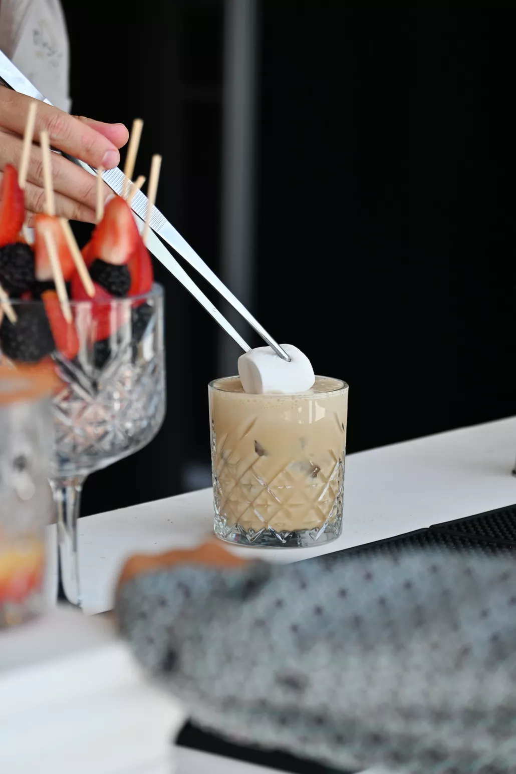 Presentación de coctel preparado por Kokteli
